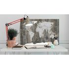 Kép - Világosszürke térkép deszka háttéren