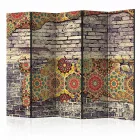 Paraván - Színes díszek a téglafalon II